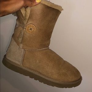Uggs/ bailey button-sand